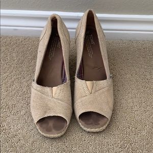 TOMS tan cork wedges / heel